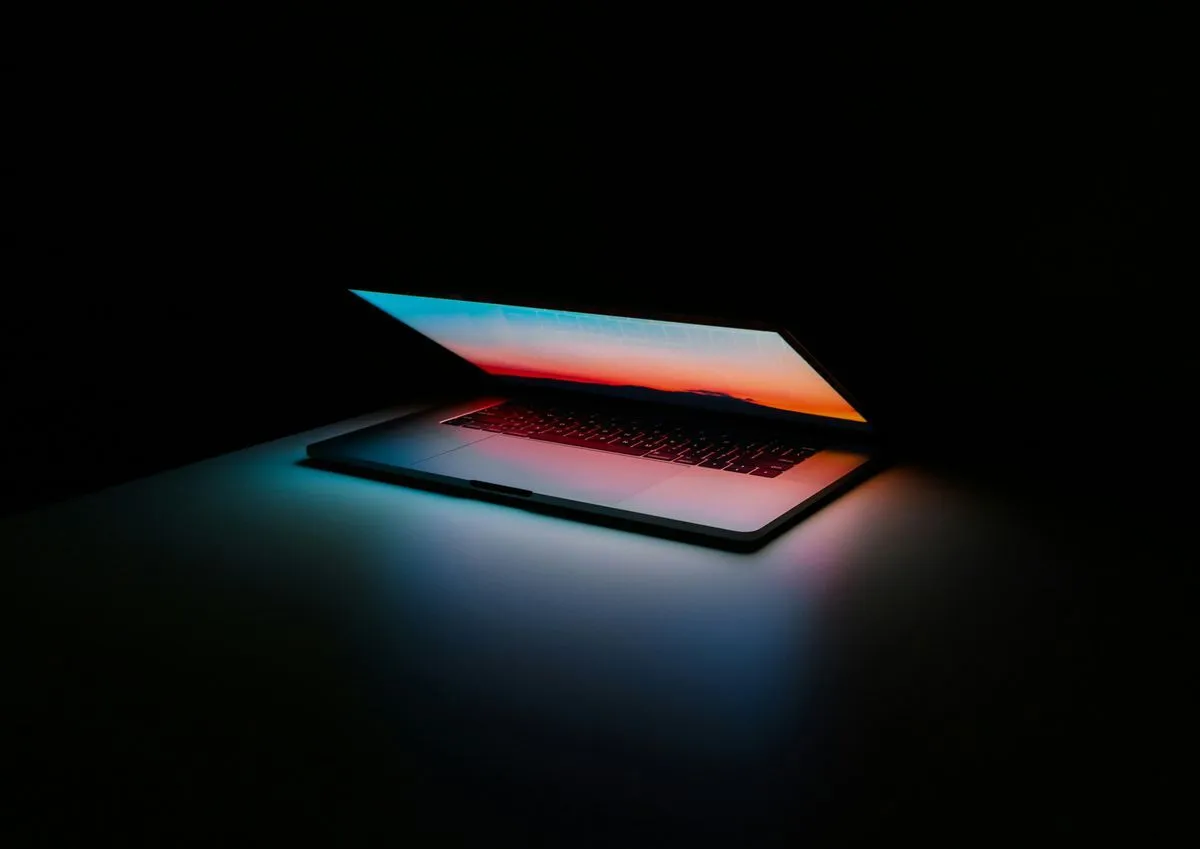Foto de um ambiente de trabalho com um laptop
